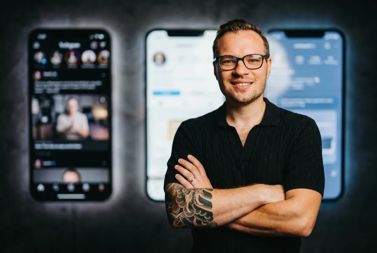 Austin Armstrong, founder of ThreadMaster, in front of X, Threads, and Facebook feeds